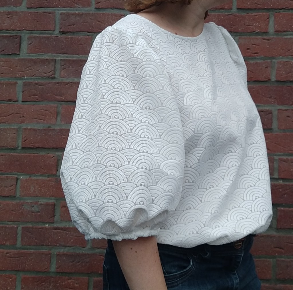 Zoom on the puffed sleeves